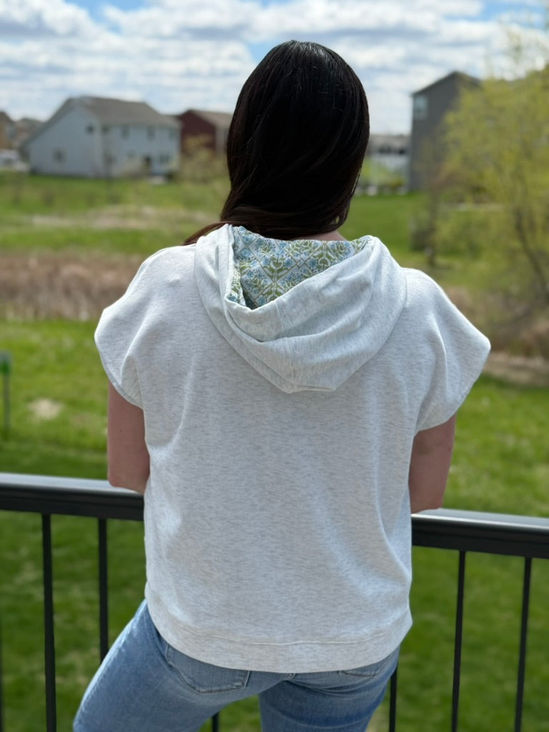 Sleeveless Hoodie with Floral Lining Detail – Lightweight Casual Hoodie Top