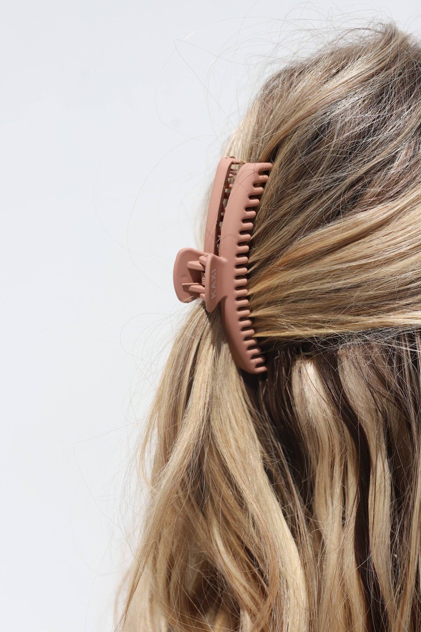 Matte Midi Hold Everything Claw Clip