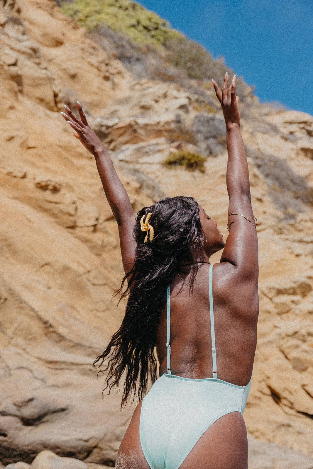 Kaxi Wavy Midi Hold Everything Claw