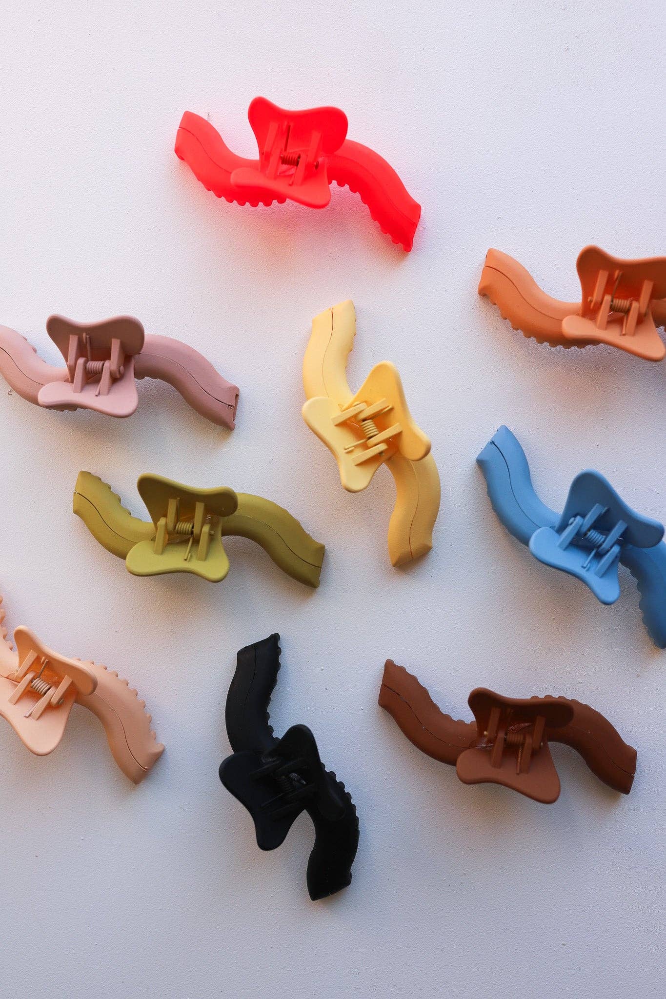 Kaxi Wavy Midi Hold Everything Claw