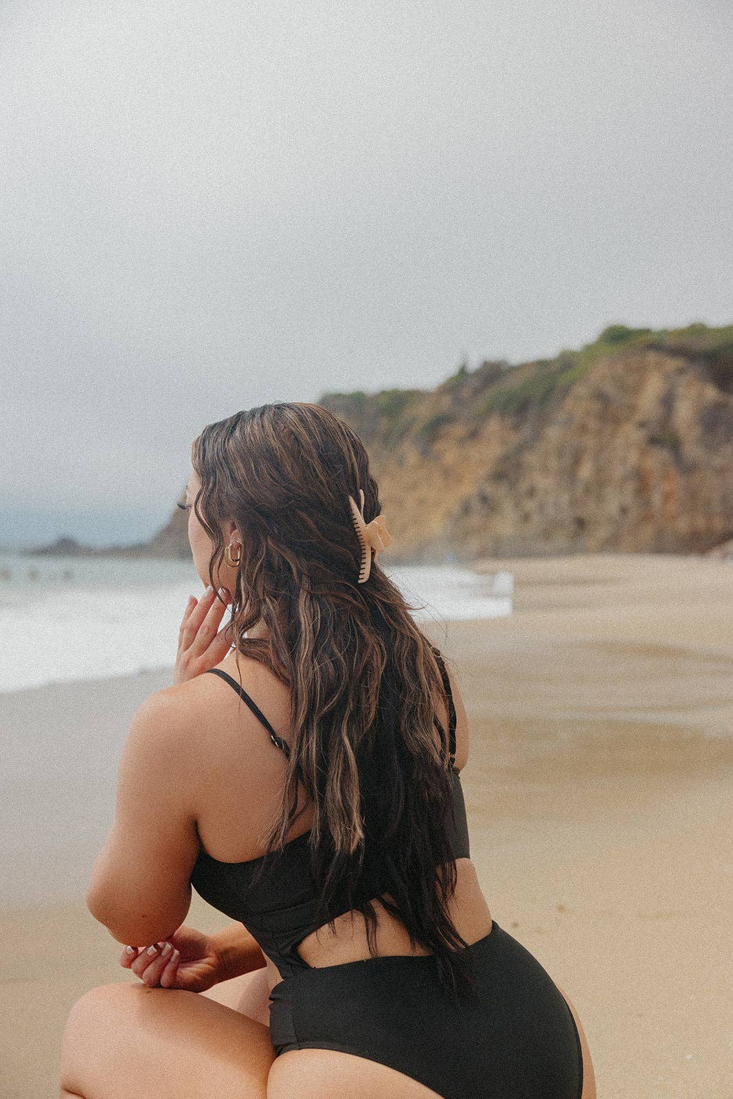 Kaxi Wavy Midi Hold Everything Claw