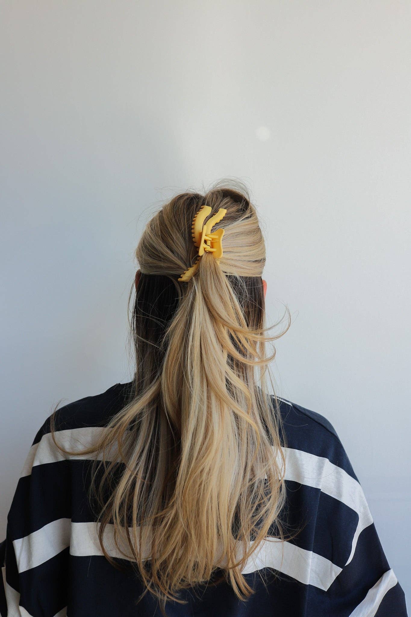 Kaxi Wavy Midi Hold Everything Claw