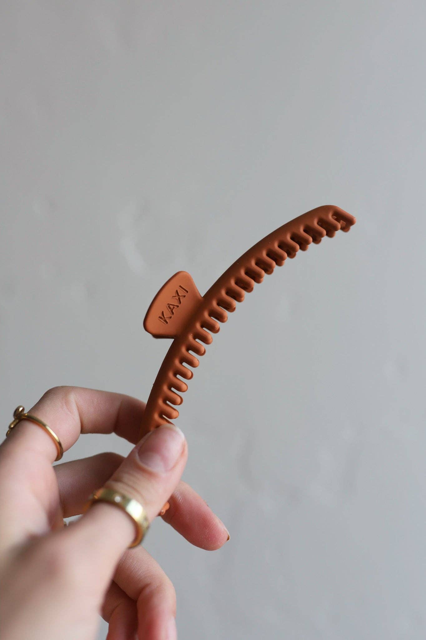 Matte Midi Hold Everything Claw Clip