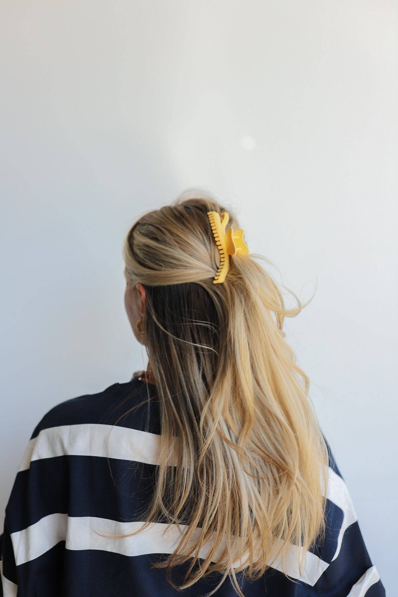 Kaxi Wavy Midi Hold Everything Claw