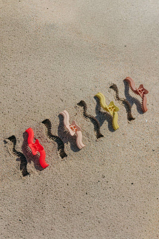 Kaxi Wavy Midi Hold Everything Claw