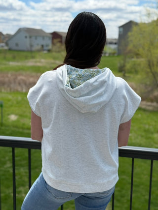 Sleeveless Hoodie with Floral Lining Detail – Lightweight Casual Hoodie Top