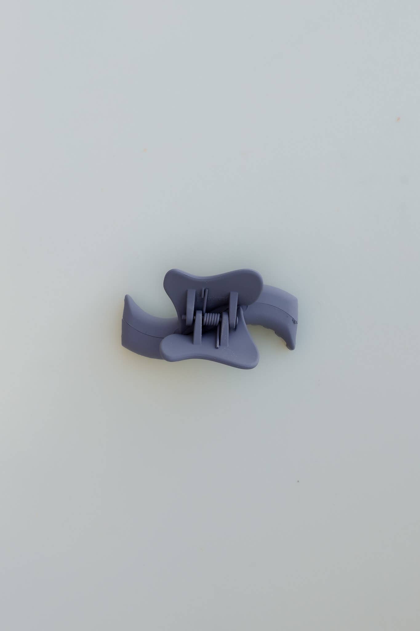 Kaxi Mini Wavy Hold Everything Claw Clip