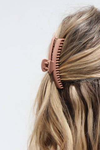 Matte Midi Hold Everything Claw Clip