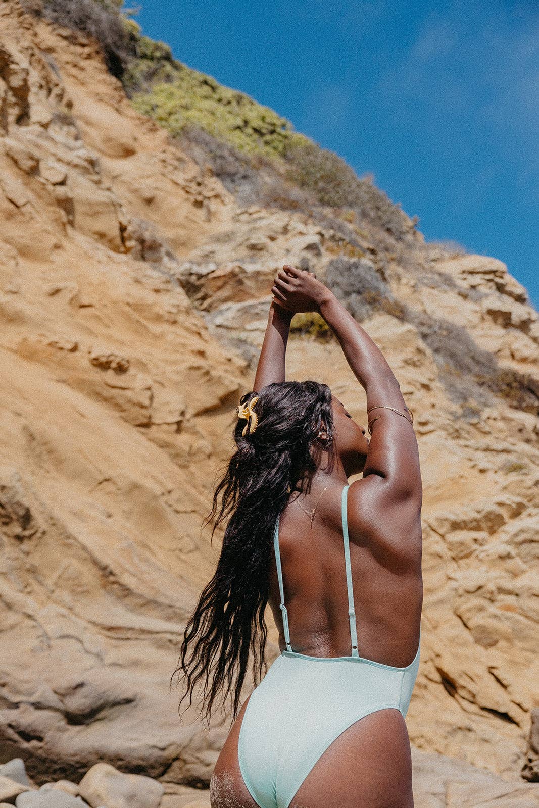 Kaxi Wavy Midi Hold Everything Claw