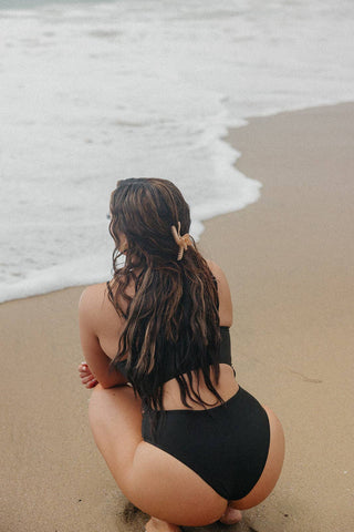 Kaxi Wavy Midi Hold Everything Claw