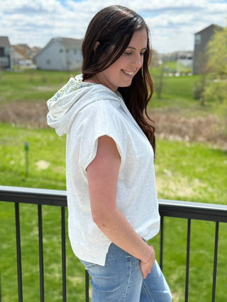 Sleeveless Hoodie with Floral Lining Detail – Lightweight Casual Hoodie Top