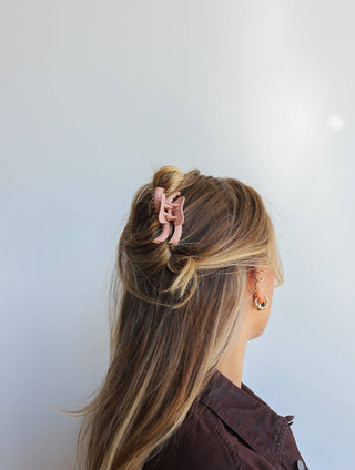 Kaxi Mini Wavy Hold Everything Claw Clip
