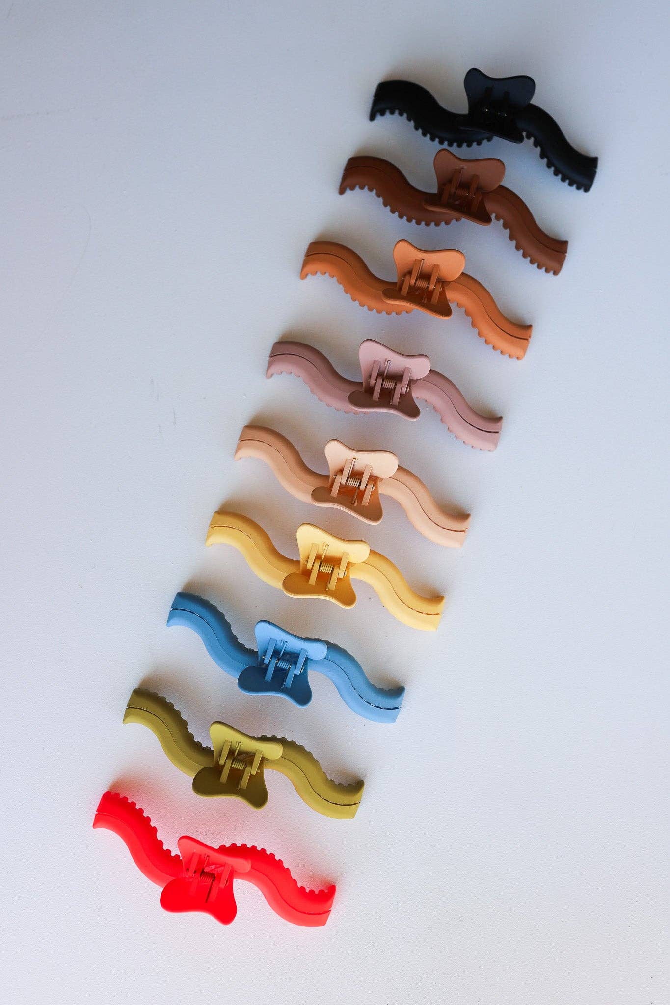 Kaxi Wavy Midi Hold Everything Claw