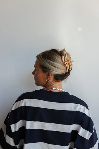 Kaxi Wavy Midi Hold Everything Claw